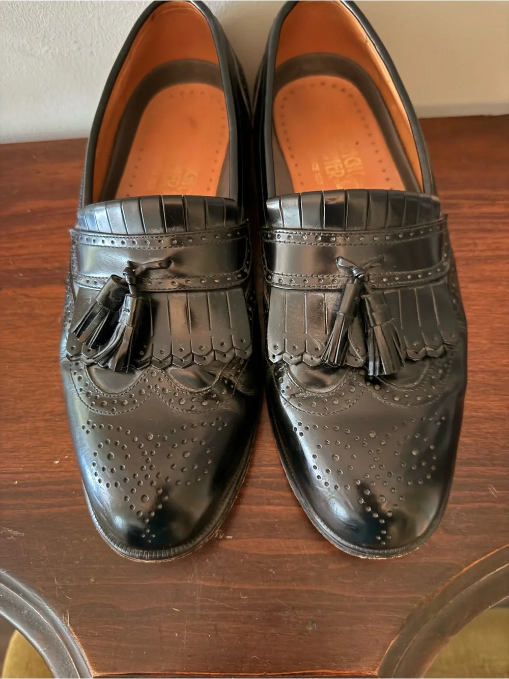 Vintage Y2K French Shriner men’s black slip on loafers with tassels. Size 10 1/2